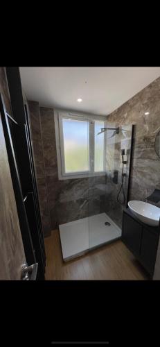 une salle de bain avec une douche, des toilettes et un lavabo dans l'établissement Appartement climatisé avec balcon, à Fréjus