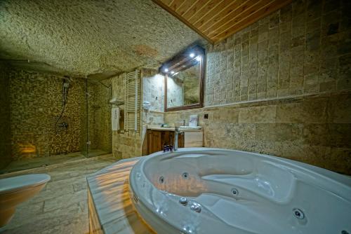 Un baño de Holiday Cave Hotel