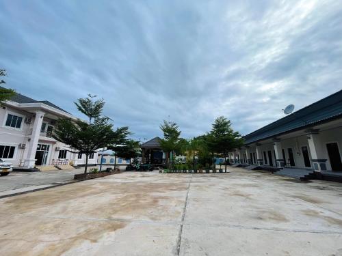 an empty parking lot in front of some buildings at Hammer Guesthouse in Louang Namtha