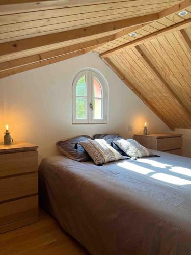 une chambre avec un grand lit avec une fenêtre dans l'établissement Villa d'exception à 500 m de la plage, à Merville-Franceville-Plage