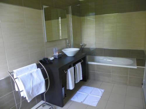 Bilik mandi di Logis- Hôtel Spa Restaurant l'Epicurial