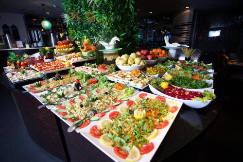 伊斯坦布尔全季酒店的自助餐,餐桌上摆满了食物