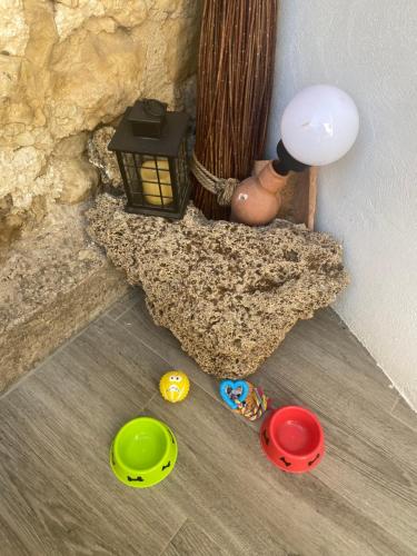 a group of toys on the floor next to a wall at Casa Carrasquillas in Cañada del Hoyo