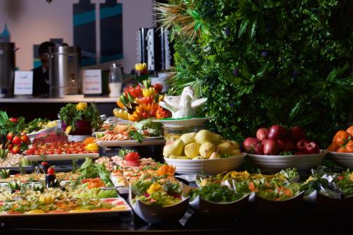 伊斯坦布尔全季酒店的自助餐,包含不同种类的水果和蔬菜