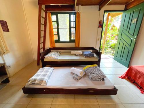 a room with two bunk beds and a ladder at Condomínio Aldeia in Abraão