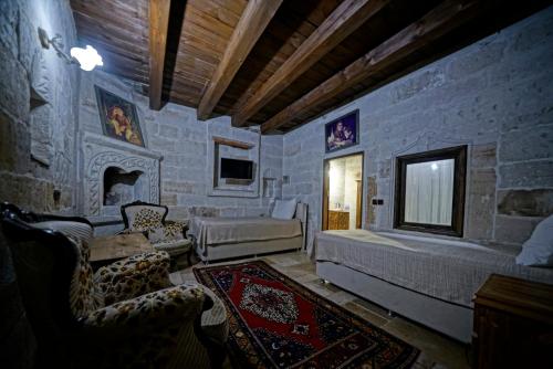 Una televisión o centro de entretenimiento en Holiday Cave Hotel