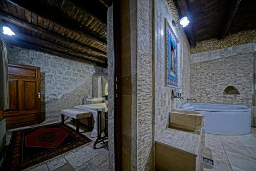 Un baño de Holiday Cave Hotel