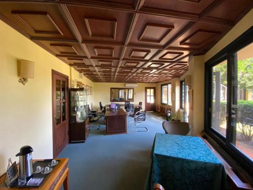 a large living room with a coffered ceiling at Hotel Visconte D'Italia in Nova Hartz