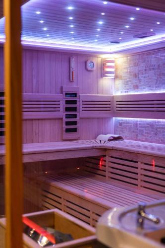 Villa in the Vineyard with Pool, HotTub & Saunaにあるキッチンまたは簡易キッチン