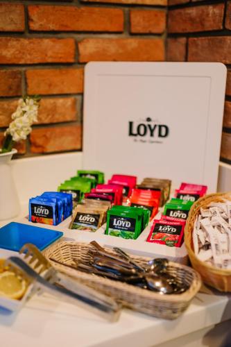 a table with a box of loxdarmaacistacistacisternessernesserness at Willa Plażowa in Międzyzdroje