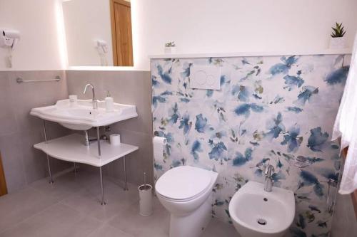 een badkamer met een toilet en een wastafel bij Tra la Terra e le Stelle in Assisi