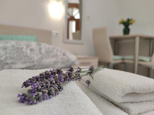 Postel nebo postele na pokoji v ubytování Apartmani Rita Studio