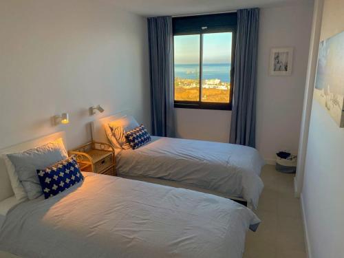En eller flere senger på et rom på Heerlijk penthouse, dakterras met prachtig zeezicht, kingsize bed, zwembad, 700m van strand