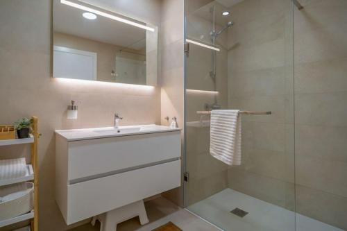 Ένα μπάνιο στο Seaviews Penthouse - Rooftop Terrace - Close to beach - Pool - King Bed - Rincon