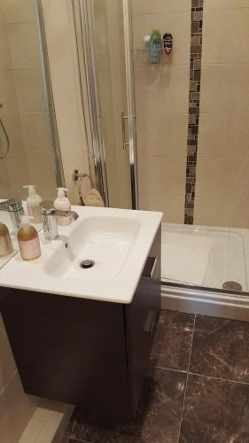 Salle de bains dans l'établissement Apartment with Private Pool Sleeps 5