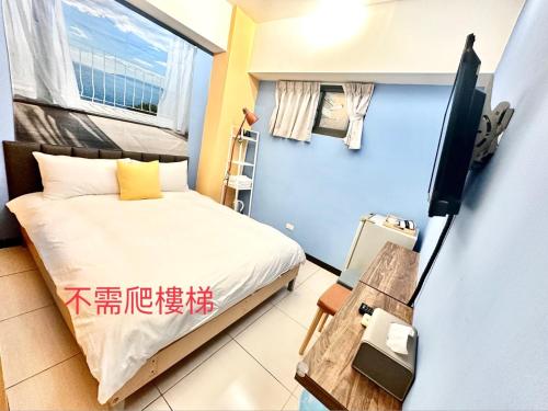 a small bedroom with a bed and a window at 莫蘭狄 in Taichung