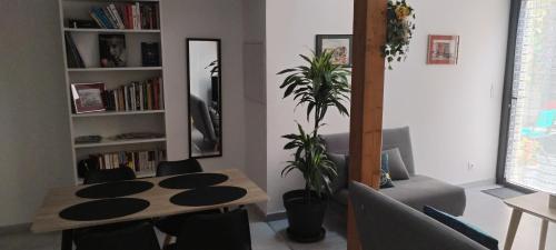 - un salon avec une table et un miroir dans l'établissement Cœur de Sète Le Patio 1, à Sète