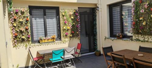 - une terrasse fleurie sur le côté du bâtiment dans l'établissement Cœur de Sète Le Patio 1, à Sète