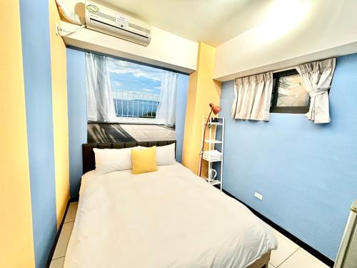 a small bedroom with a bed and a window at 莫蘭狄 in Taichung
