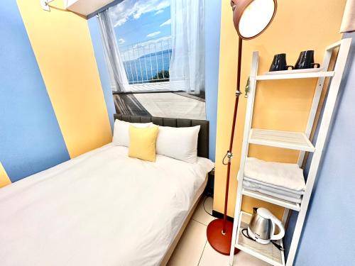 a small room with a bed and a window at 莫蘭狄 in Taichung