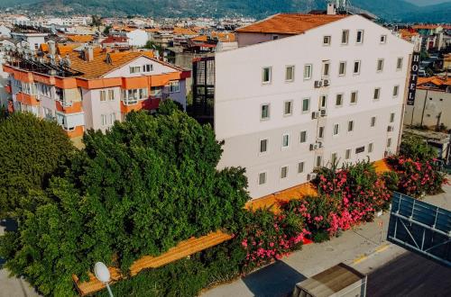 uma vista aérea de uma cidade com um edifício branco em Karacan Park Hotel em Dalaman