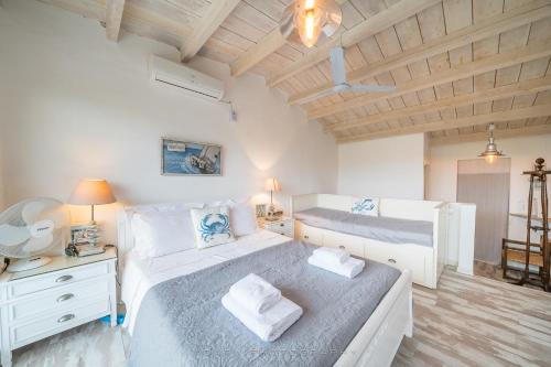 um quarto com 2 camas e um tecto de madeira em Studio 2 δωματίων στο Μεριστό, κοντά στο λιμάνι em Egina