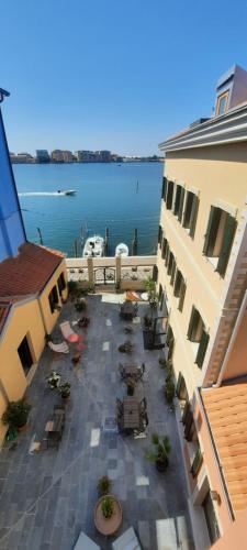 einen Luftblick auf eine Terrasse mit Blick auf das Wasser in der Unterkunft Corte Lusenzo in Chioggia