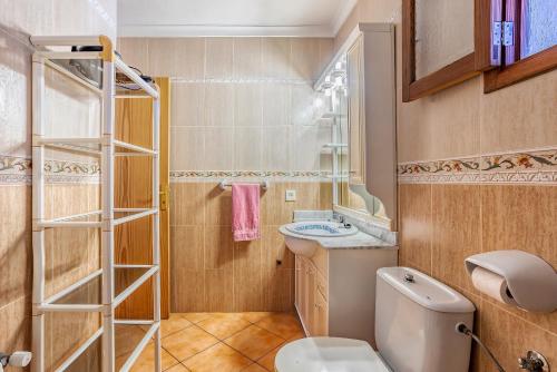 ein kleines Bad mit WC und Waschbecken in der Unterkunft Casa Sergi mit kleinem Pool und Wifi in Cala Llombards