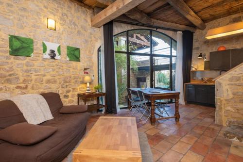 un salon avec un canapé et une table dans l'établissement Mas de l’église, à Aubussargues