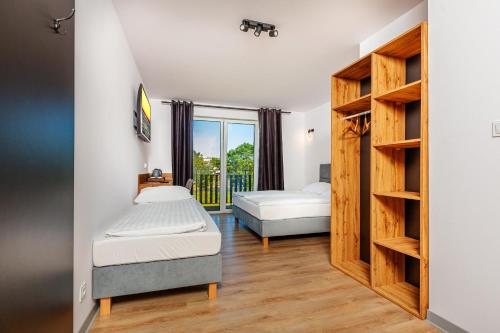 加茨比亞格拉的住宿－D.W.Sunset，一间卧室设有两张床和窗户。