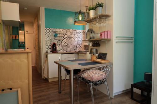 eine kleine Küche mit einem Tisch und einem Stuhl in der Unterkunft Studio à Courchevel Moriond in Saint-Bon-Tarentaise