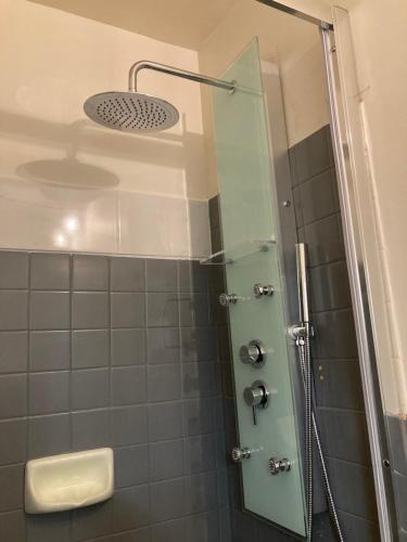une douche avec une porte vitrée dans une salle de bain dans l'établissement Studio cosy Parking,Clim,Terrasse,Wifi au POINT ZERO, à La Grande Motte