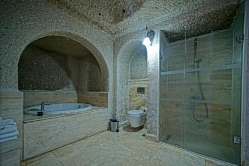 Un baño de Holiday Cave Hotel