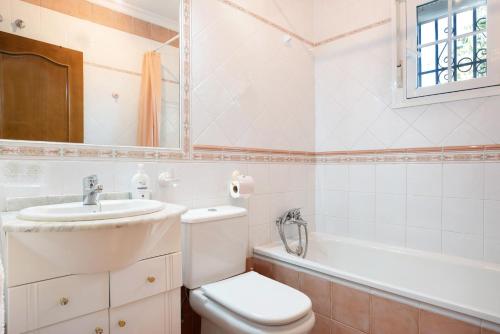 科尼爾－德拉弗龍特拉的住宿－Casa 4，浴室配有卫生间、盥洗盆和浴缸。