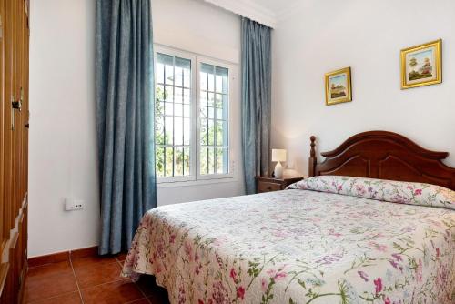 科尼爾－德拉弗龍特拉的住宿－Casa 4，一间卧室设有一张床和一个窗口