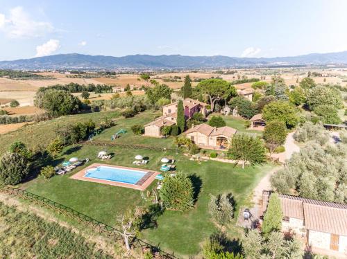 an aerial view of an estate with a swimming pool at Il Querciolo - Azienda biologica, Agriturismo e Cantina in Marciano