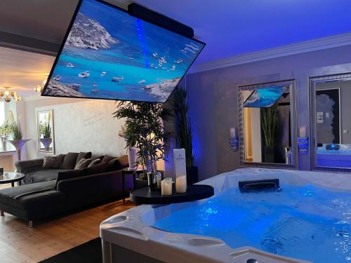 a large tub in a living room with a large aquarium at Silver City Apartment in Hamburg