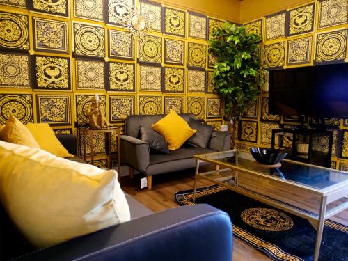 Χώρος καθιστικού στο Sexy Luxurious Versace Apartment Near Sheffield