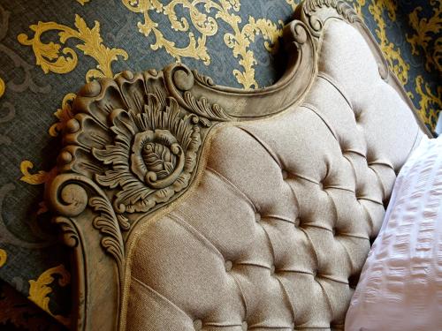 Χώρος καθιστικού στο Sexy Luxurious Versace Apartment Near Sheffield