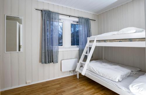 Lillehammer Camping في ليلهامر: غرفة نوم بسريرين بطابقين ونافذة