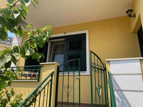 Balkón nebo terasa v ubytování Apartment with garden in the center of Durres