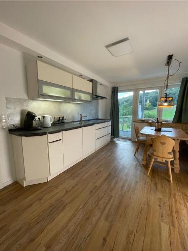 Una cocina o cocineta en Eifelsuiten - Suiten mit Sauna, Kamin und Balkon in der Vulkaneifel - Kerpen Loogh