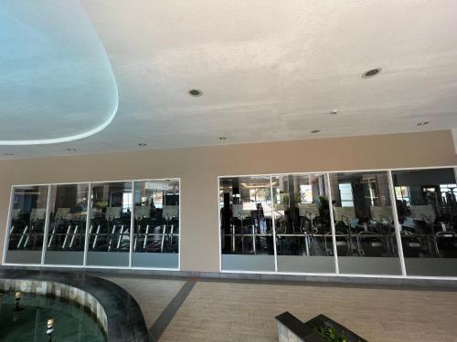 Fitness centrum a/nebo fitness zařízení v ubytování Diny ApartHotel - Rooftop Pool - The Manor 2