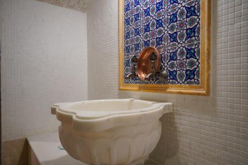 Un baño de Holiday Cave Hotel