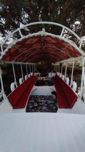 a table and chairs on the back of a boat at elizbeth in Nag` el-Ramla