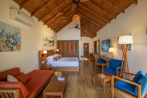 Postel nebo postele na pokoji v ubytování Reethi Faru Resort - Stay 5 Nights or more Between Aug-Sept 2025 & Enjoy a Free Sunset Cruise