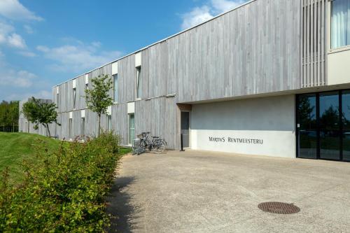 a building with a bike parked in front of it at Martin's Rentmeesterij in Bilzen