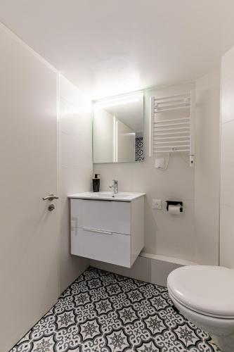 une salle de bain blanche avec des toilettes et un lavabo dans l'établissement Strasbourg centre Oberlin, à Strasbourg