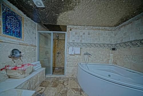 Un baño de Holiday Cave Hotel