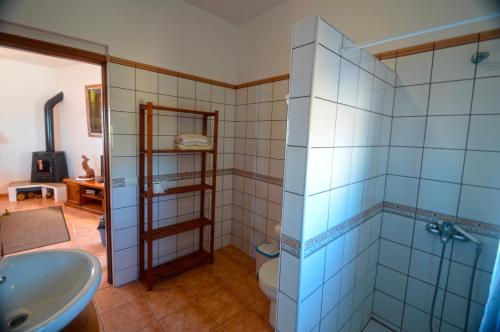 uma casa de banho com um chuveiro, um WC e um lavatório. em Las Paredes em Barlovento